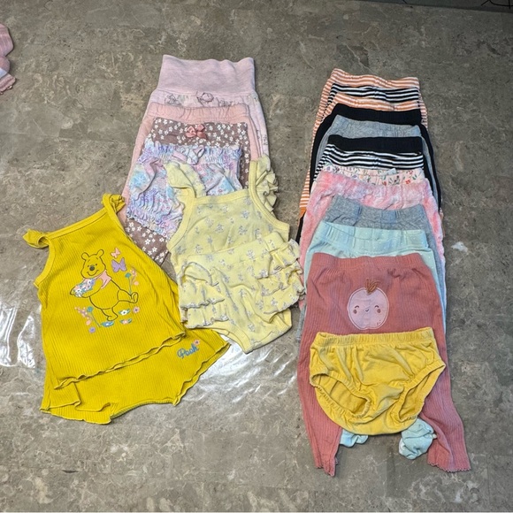 Baby girl bundle sizes
0-3 months and 3-6 months
17 bottoms and 2 sets - Picture 6 of 7